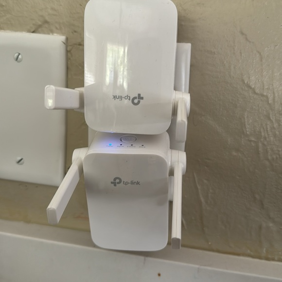 TP-link Model:RE205 Wall Plug Adapter in white - Picture 4 of 4